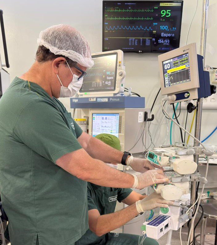 A imagem atual não possui texto alternativo. O nome do arquivo é: cirurgia-robotica